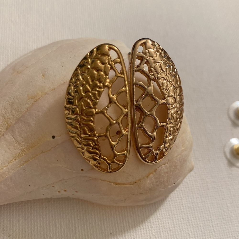 Lisa Freede Gold Textured Earrings - Picture 2 of 3